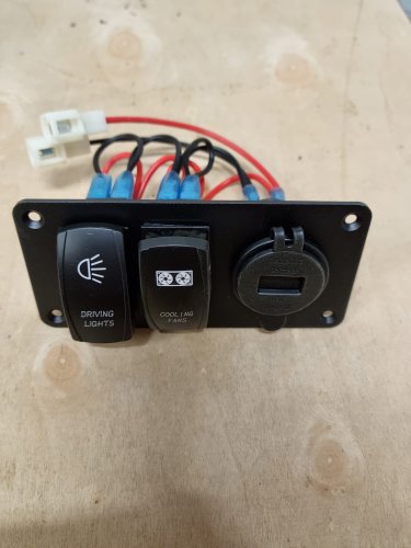 Przełacznik świateł wentylatora USB do 323.jpg